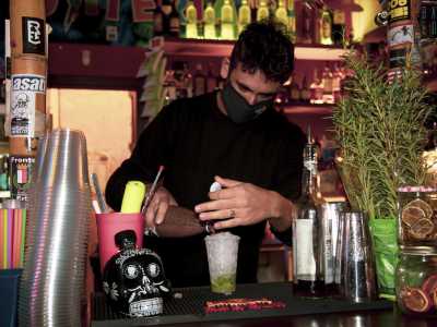 �Il locale � stato aperto nel 2016 dal proprietario Ferdinando Longobardi � spiega mentre prepara un drink � e unisce il bere alla musica latino-americana che diffondiamo attraverso dei dj set. Per quanto riguarda noi gestori, posso dire che viviamo �al contrario�, proprio come i pipistrelli e i vampiri� 